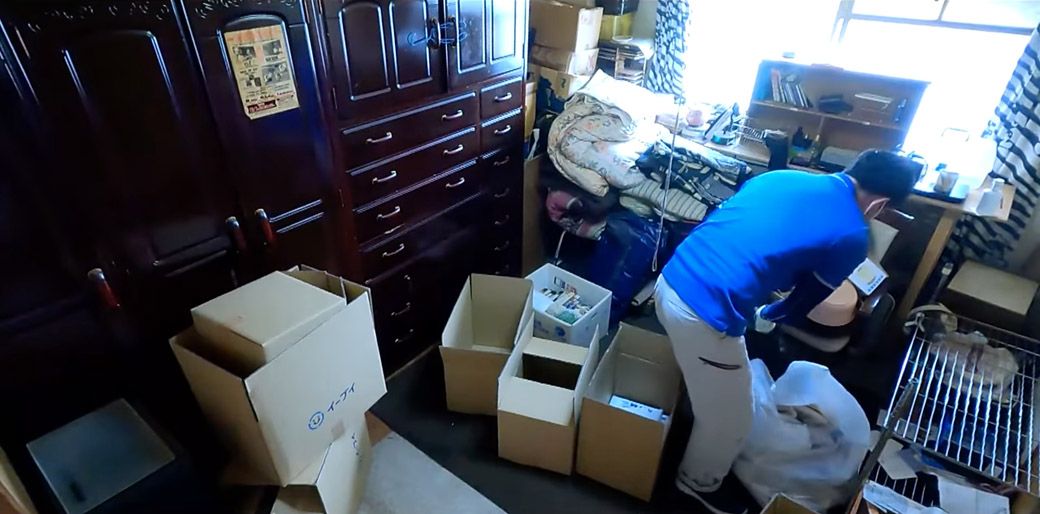 かつて姉妹が暮らした部屋を掃除するスタッフ（写真：「イーブイ片付けチャンネル」より）
