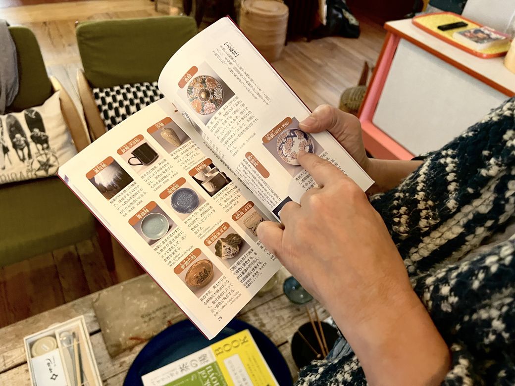 「このお皿は、昔実家の両親が蚤の市で購入したものと似ています」（筆者撮影）