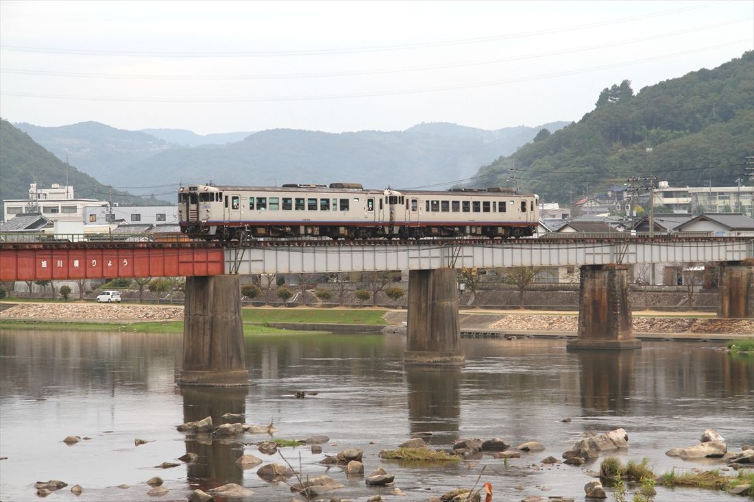 津山線の旭川橋梁を行く気動車（撮影：南正時）