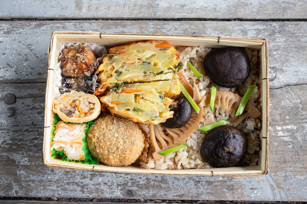 弁当の蓋を開けると、地元産を中心に国産食材を使ったおかずがきれいに並べられている（筆者撮影）