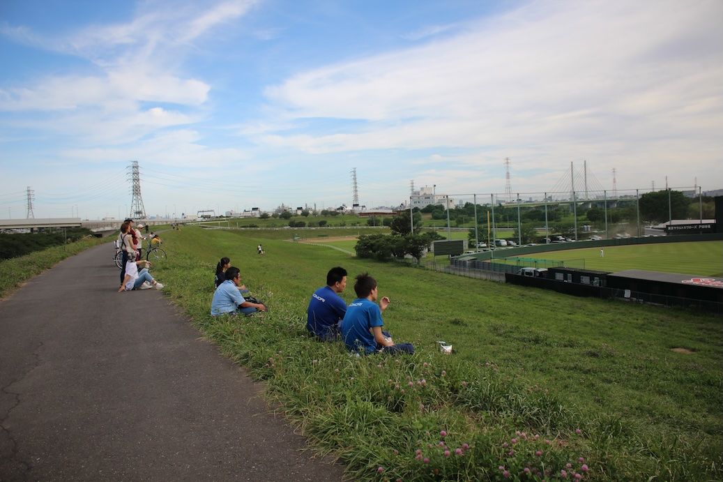 ヤクルト戸田球場 球場の外から試合観戦