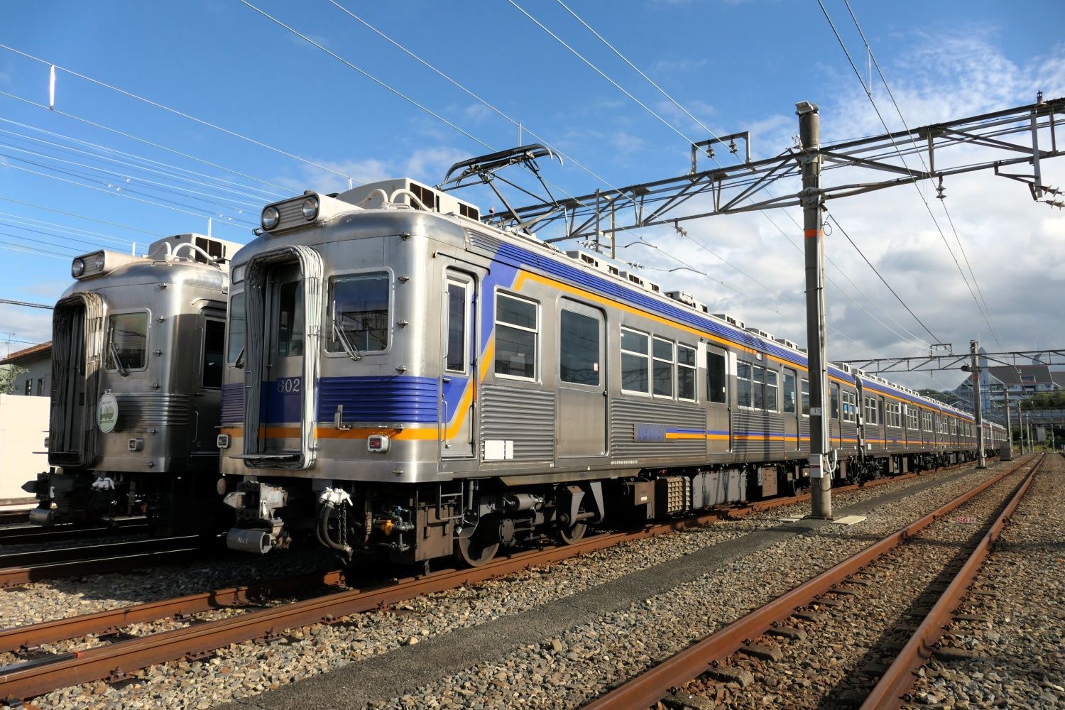 太陽の光を反射して輝く銀色の車体（記者撮影）