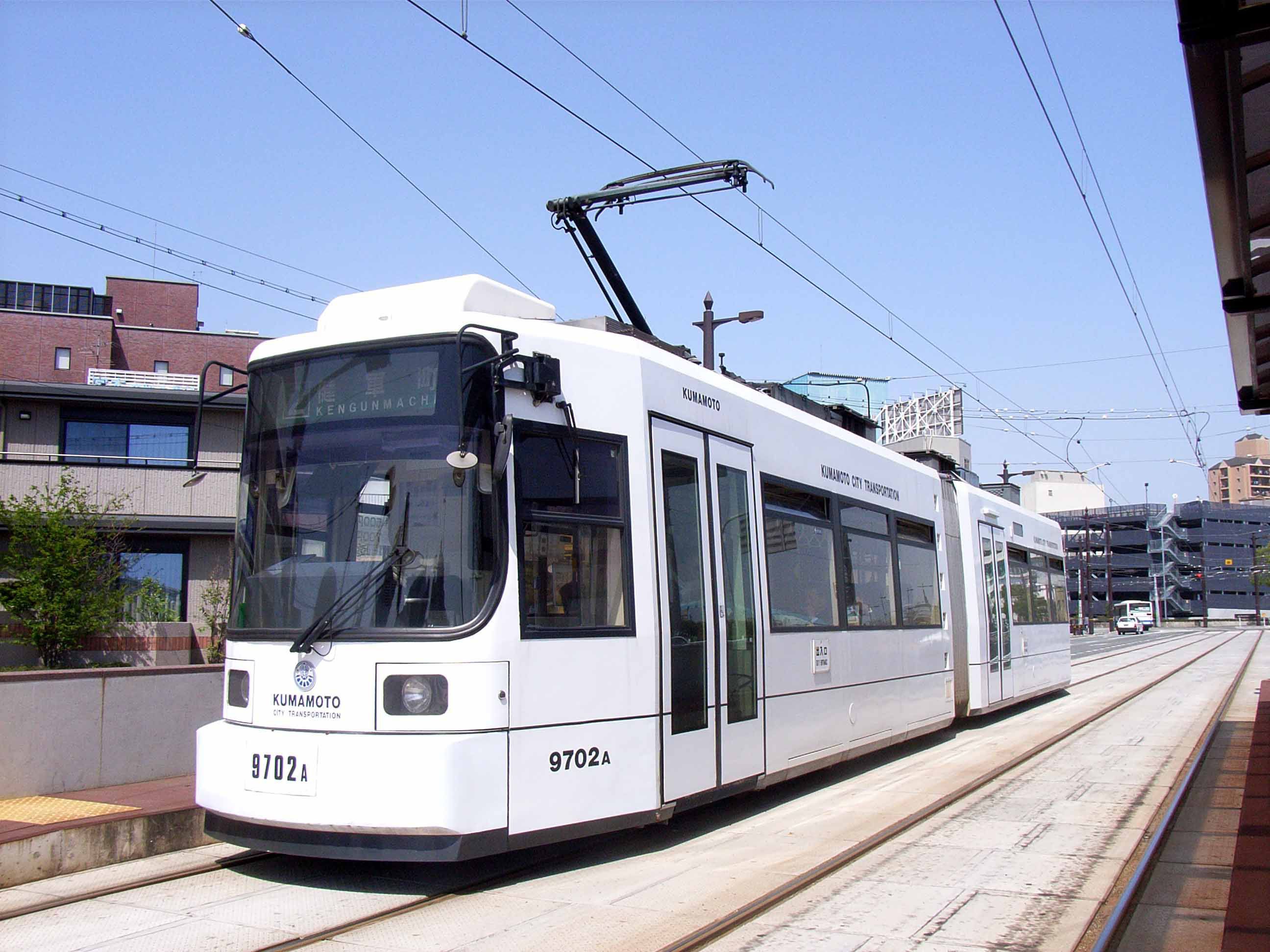 日本初の超低床路面電車として1997年に運行を開始した熊本市電の9700形。ドイツの技術を採用した（撮影：南正時）
