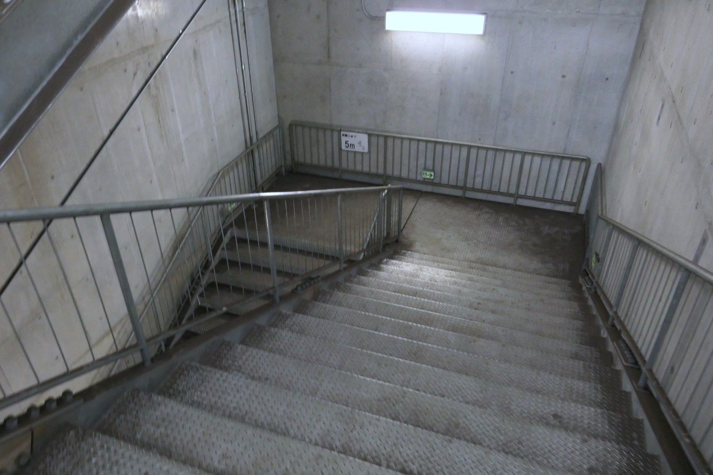 世田谷代田駅　バックヤード
