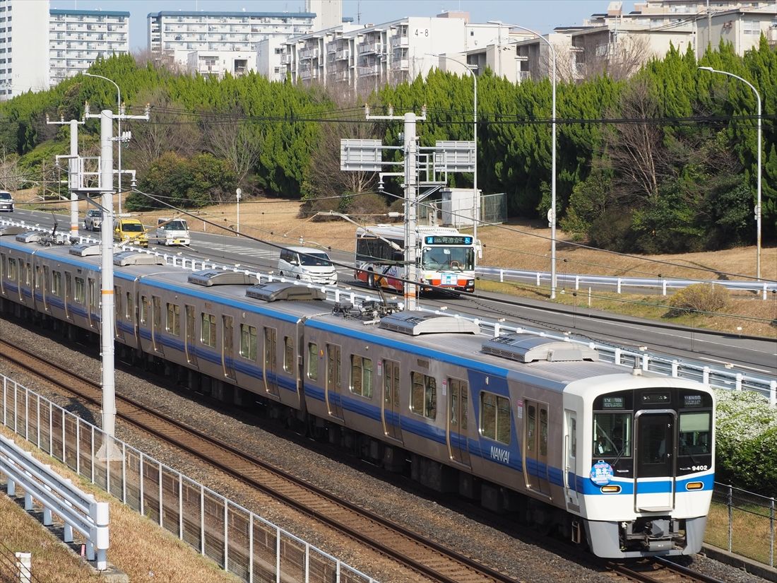 合併直前、「ありがとう泉北高速鉄道」のヘッドマークを付けた電車（記者撮影）