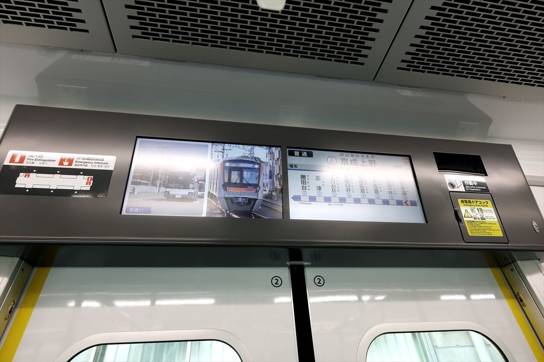 ドア上に設置された2画面のディスプレイ（撮影：尾形文繁）