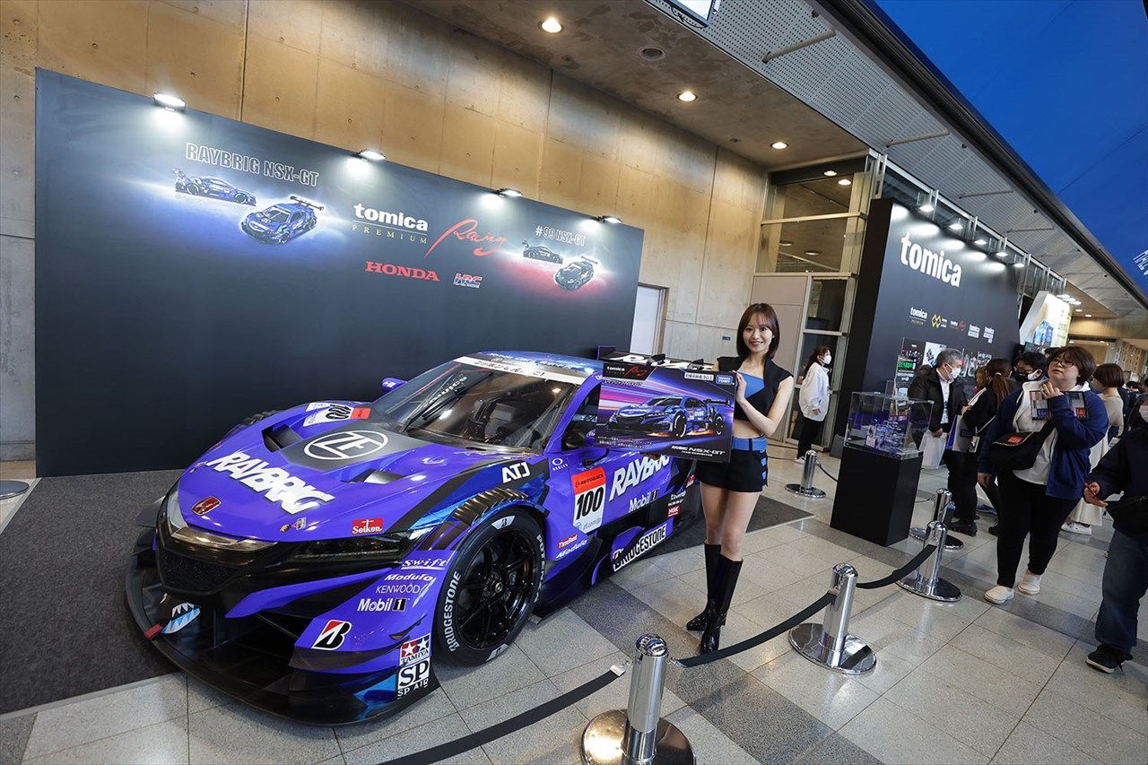 トミカブースに展示されたスーパーGTマシン「RAYBRIG NSX-GT 2018」（写真：オートサロン事務局）