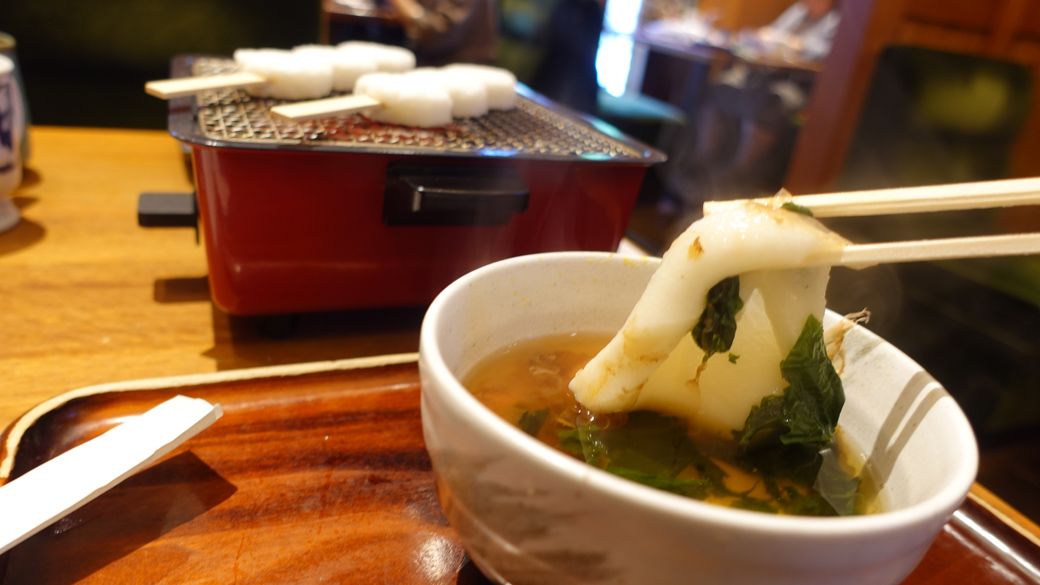 お雑煮を食べながら五平餅を焼く。この時点で４月だ（筆者撮影）