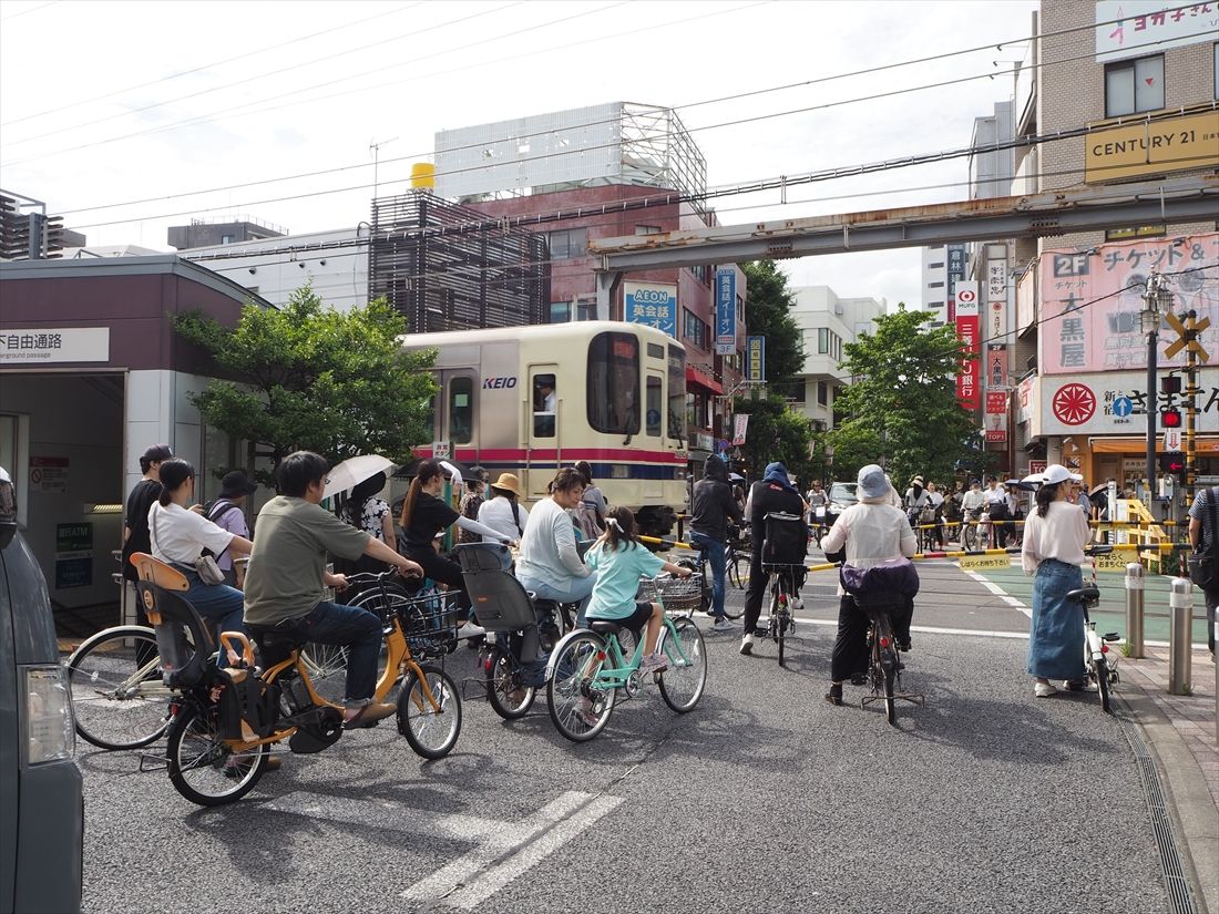 千歳烏山駅に隣接する踏切（記者撮影）