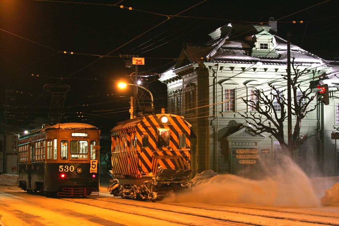 早朝に出動する函館市電のササラ電車（写真：坪内政美）