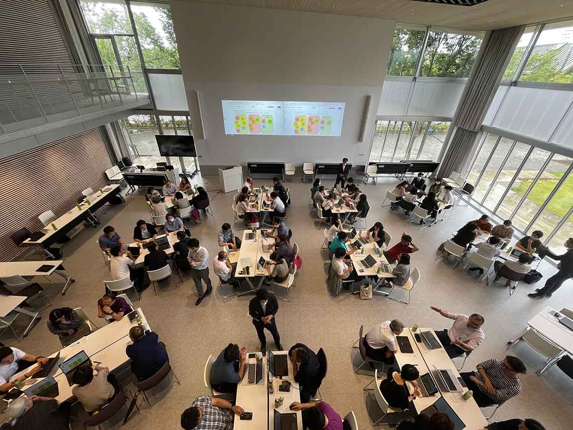教職員全員が集まって行うスタッフ会議の様子（写真：共愛学園前橋国際大学提供）