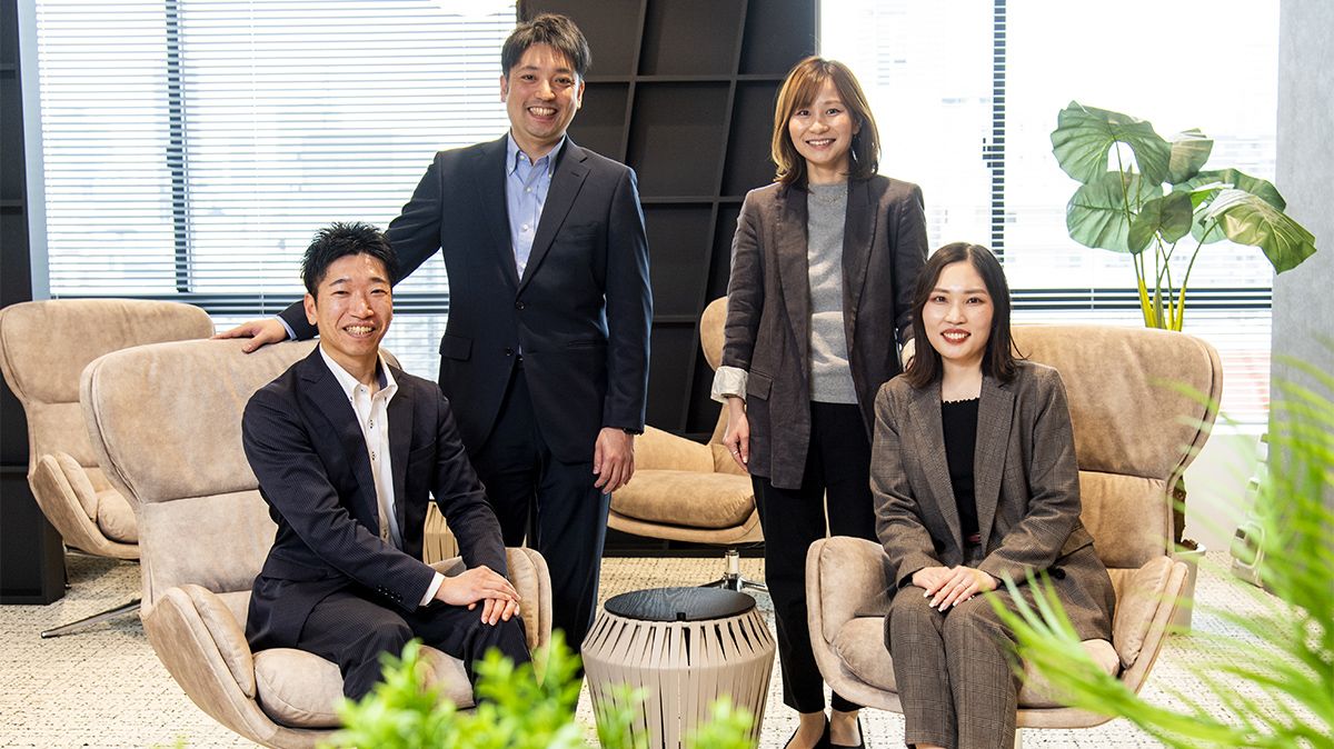 4名の集合写真