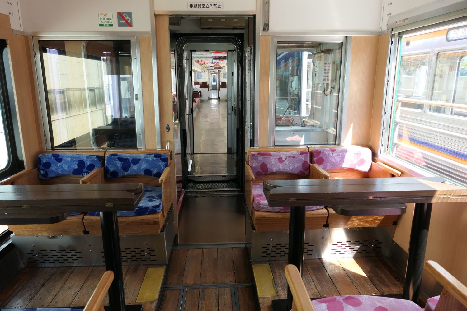 南海電鉄　観光列車「天空」 車内