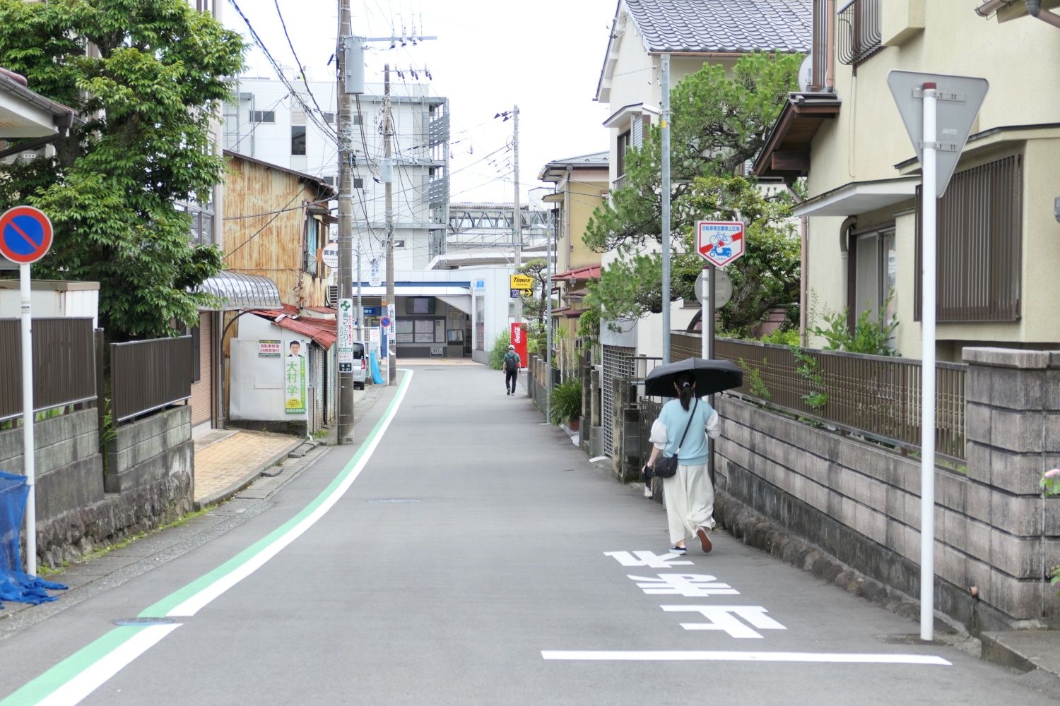 駅前から延びる道路。周辺は住宅地が広がる（記者撮影）