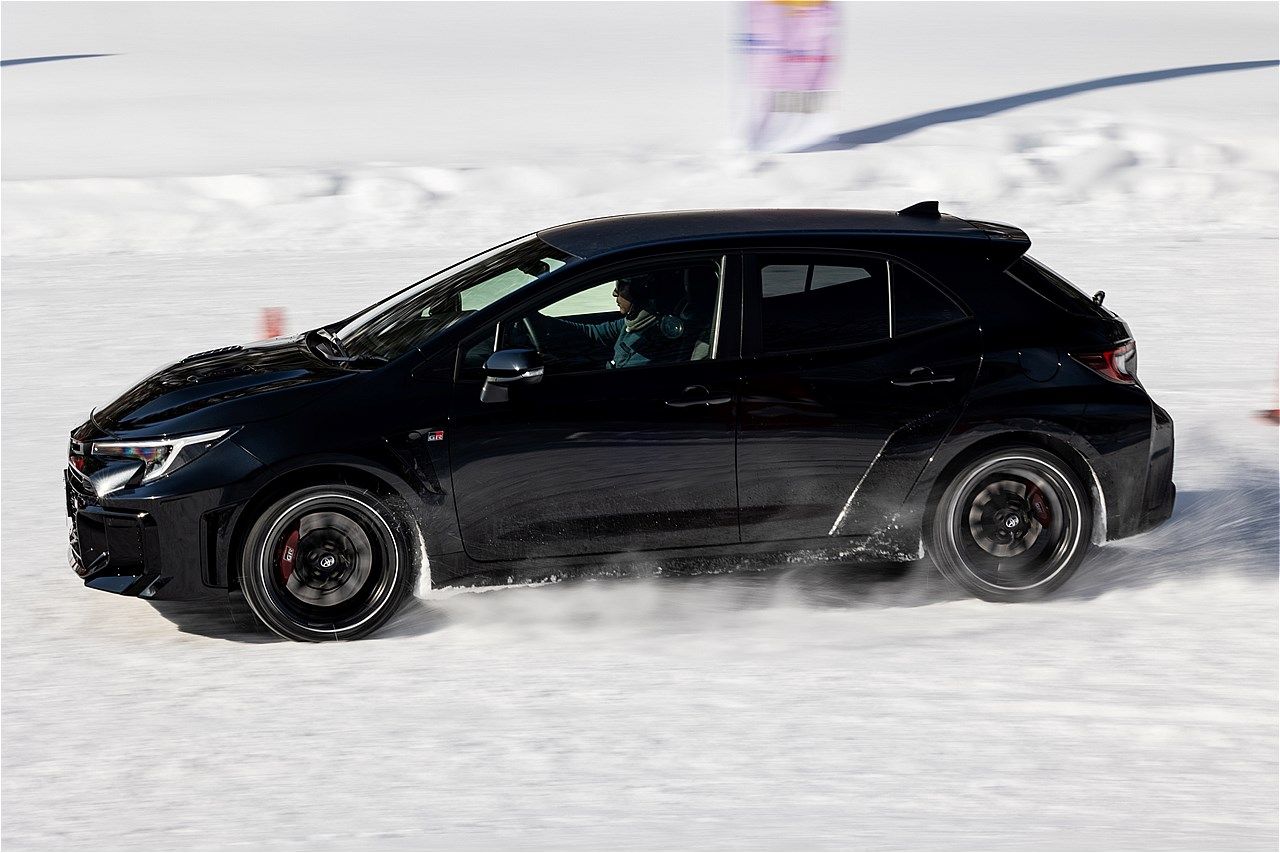 進化型GRカローラの試乗シーン（写真：三木宏章）
