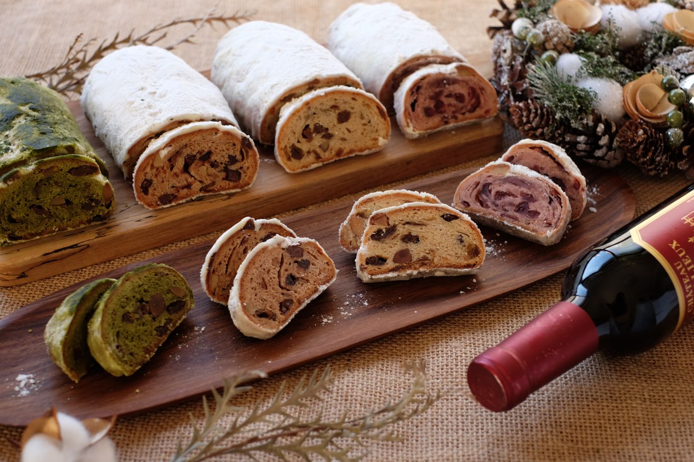 BAKERY GARDEN Nakatakeの4種類（プレーン、チョコレート、抹茶、クリスマスベリー）のシュトーレン、クリスマスベリーは2680円、それ以外は2480円（写真：クアッガ提供）