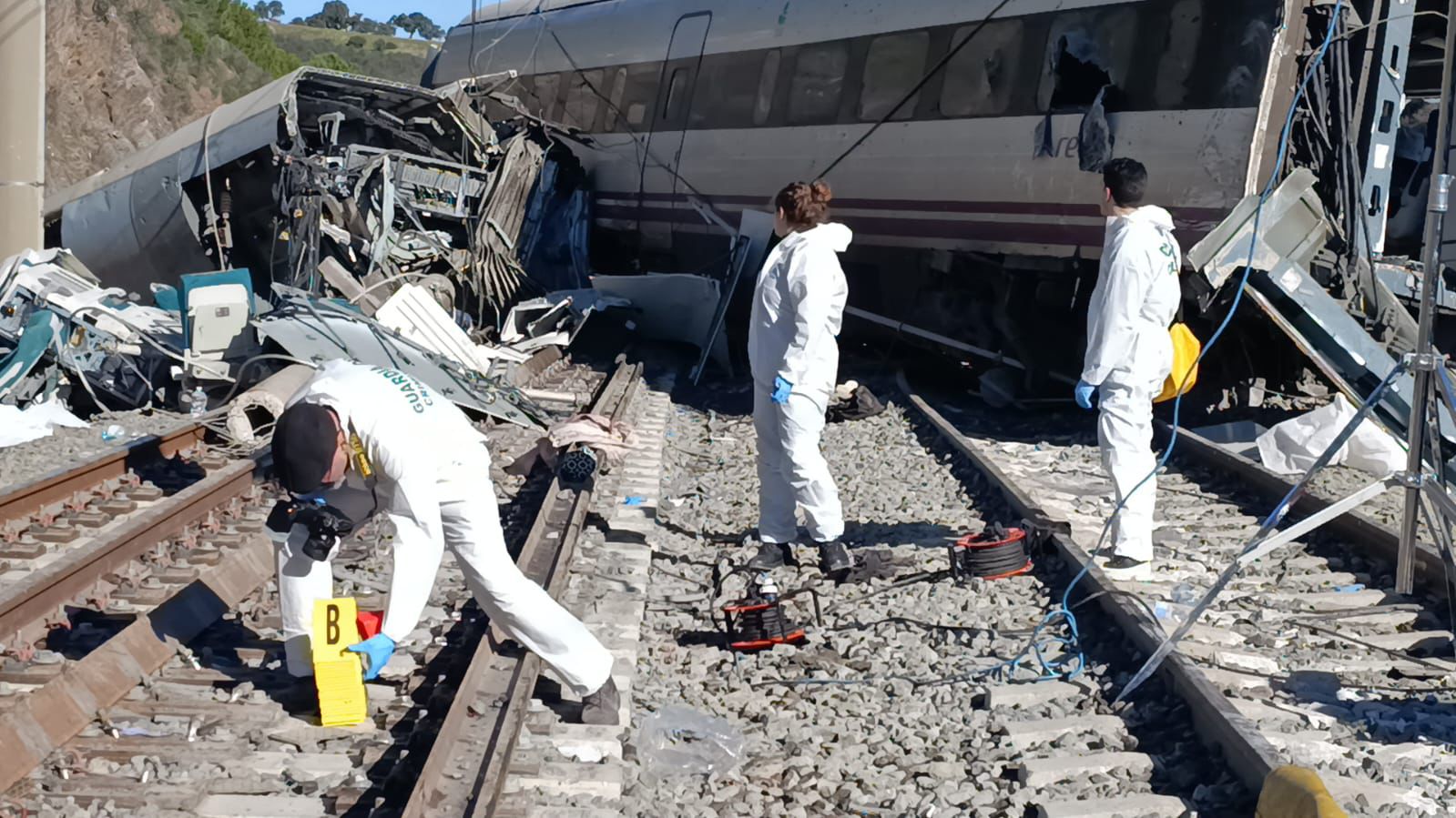 スペインの高速鉄道列車衝突事故で現場検証を行う関係者ら（写真：Guardia Civil）