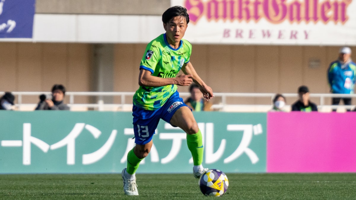 小野瀬と中盤の攻撃的な役割を担う平岡大陽は期待の若手の1人（©SHONAN BELLMARE）