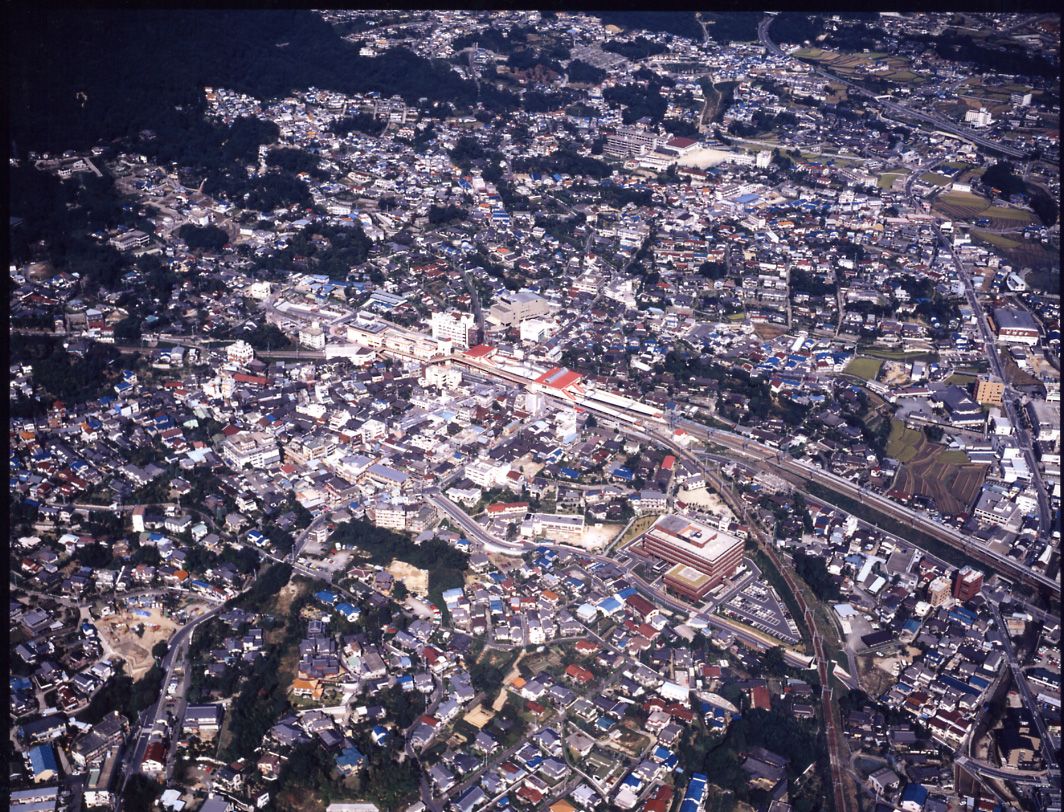 生駒駅周辺の航空写真=1983年（写真：生駒市オープンデータ）