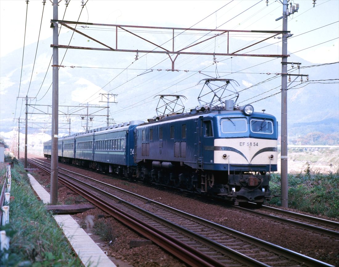 スロ81系のお座敷列車を牽引して走るEF58形（撮影：南正時）