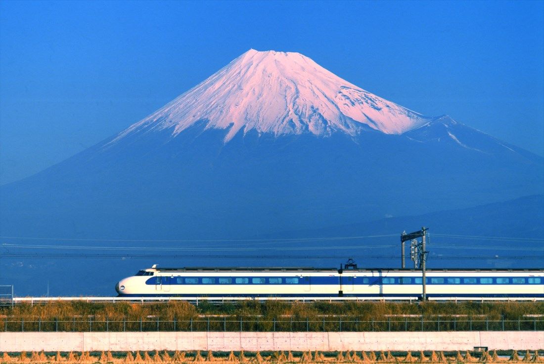 富士山をバックに走る国鉄時代の新幹線0系（撮影：南正時）