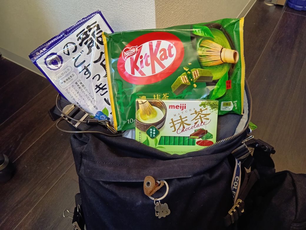 先日の旅で持参したお菓子がこれ。ちなみにルーマニアのスーパーでは「日本語を勉強してます！」と10代くらいの男の子に話しかけられたので、このお菓子をプレゼント。ものすごく喜んでくれて、心がホッコリした（筆者撮影）