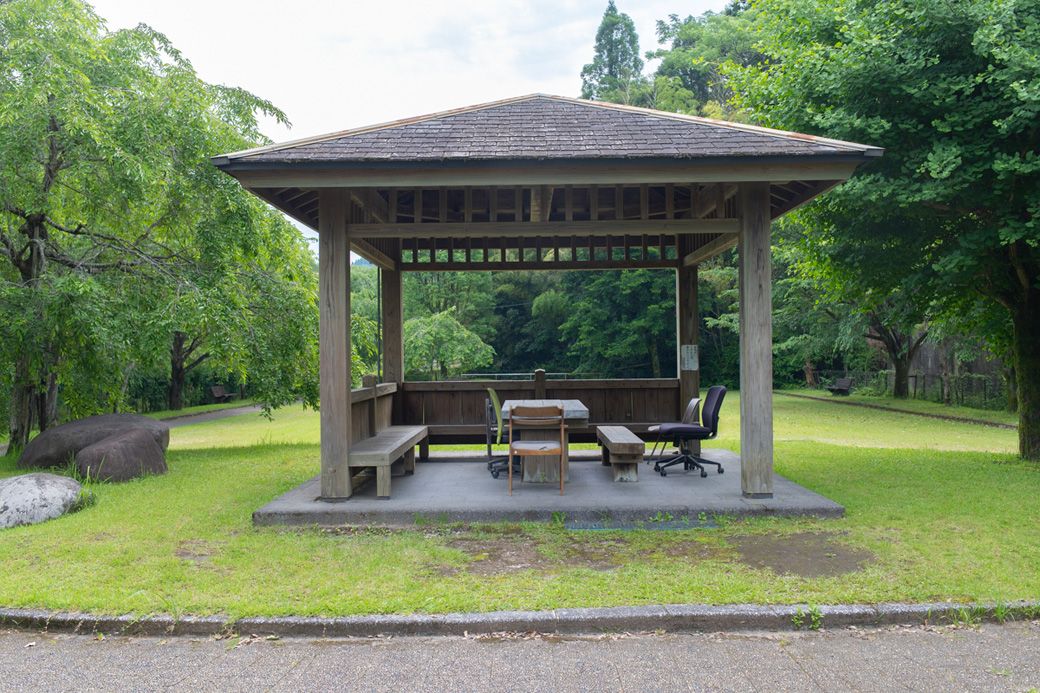 駅舎の隣にある公園（筆者撮影）
