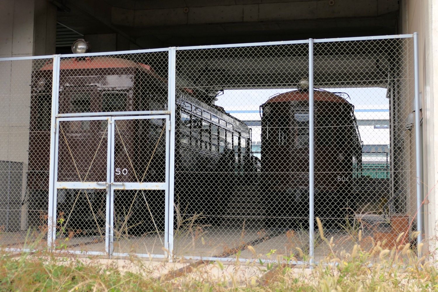 阪神本線の尼崎センタープール前駅付近の高架下にかつての車両が保存されている（編集部撮影）