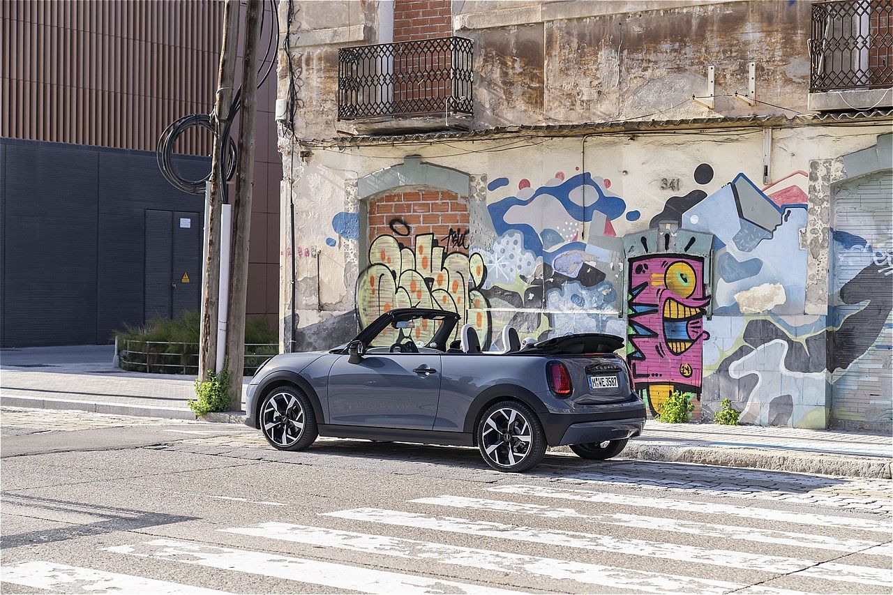MINI（ミニ）の新型「ミニ・クーパー・コンバーチブルS」（写真：MINI）