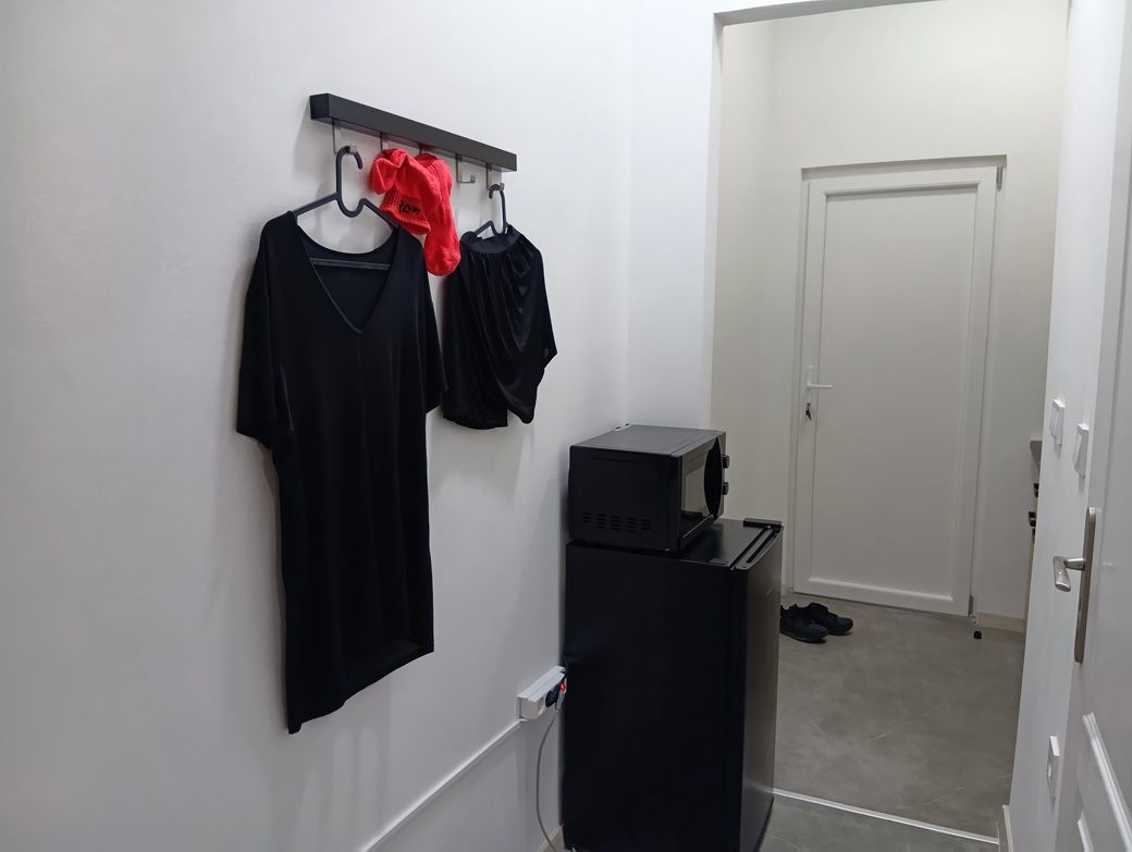 ハンガリーのホテルで洗濯物を乾かしている光景。洗濯物はタオルでポンポンすると早く乾く。ドライヤーを使える環境なら無敵。毎日当たり前に使っている洗濯機は、実はものすごい便利な発明品。さすが三種の神器（筆者撮影）