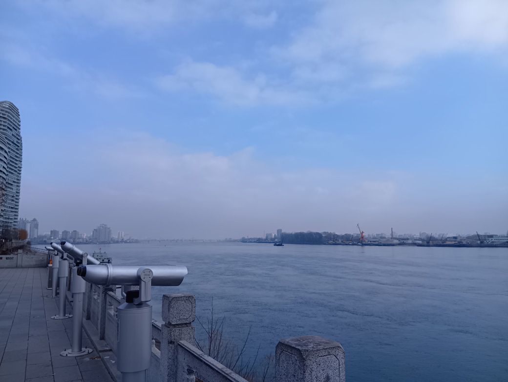 固定式双眼鏡にはQRコードが貼られており、支払いはアリペイで行った（筆者撮影）