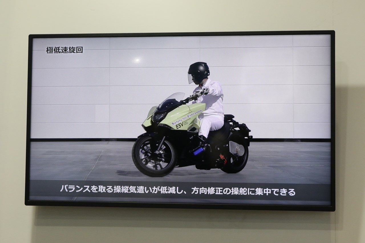 ホンダの二輪姿勢制御「ライディングアシスト」の概要（筆者撮影）