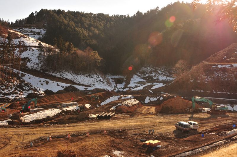 目の前には茶色い土のみが広がる、震災後の女川町（筆者撮影）