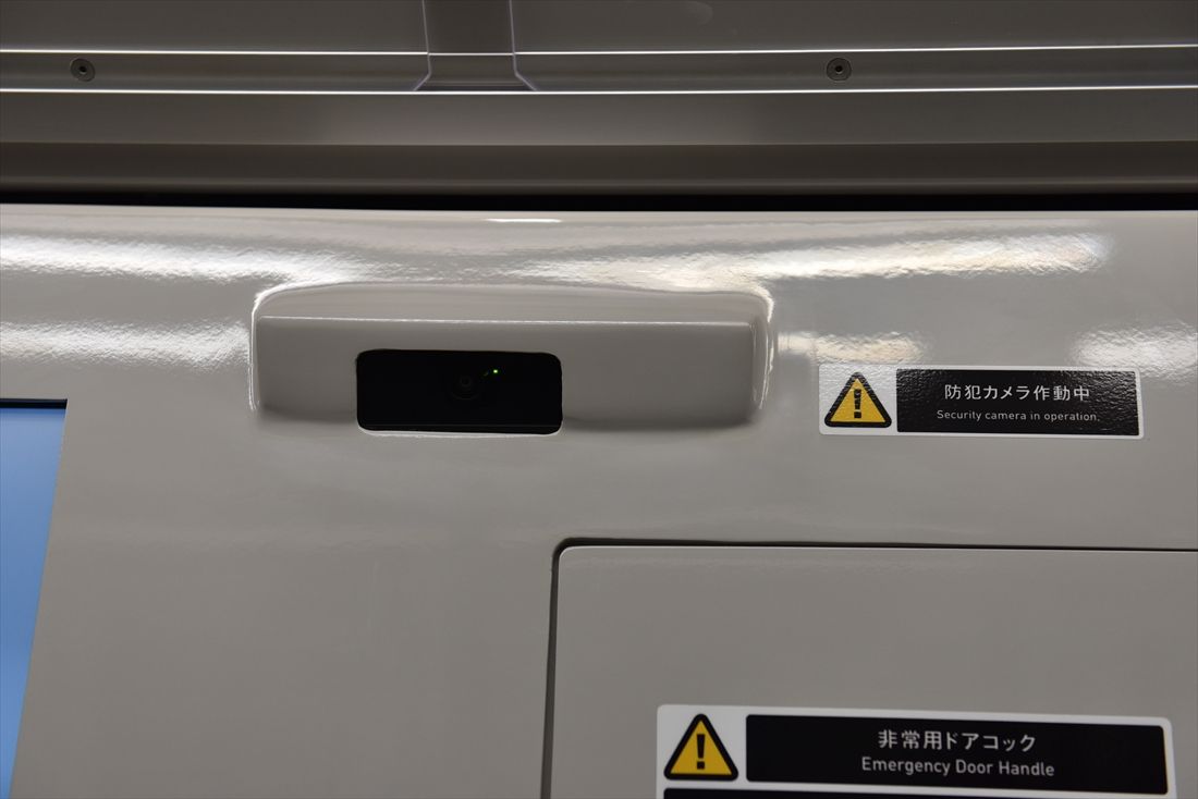 ドア上に設置した防犯カメラ（撮影：大澤誠）