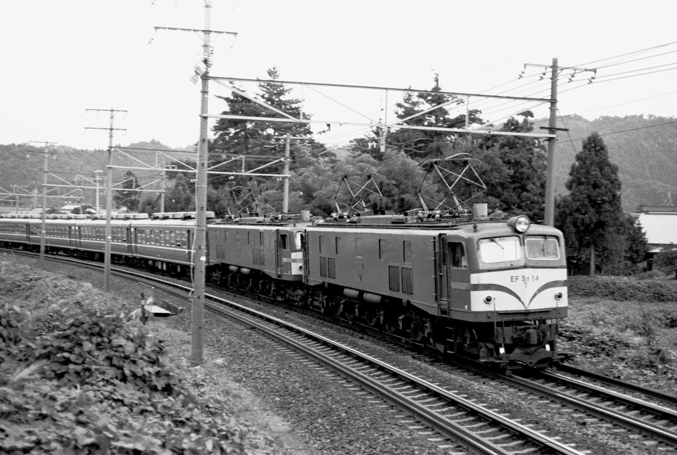 EF58形重連の牽引で夕方の関ケ原を越える急行「ちくま51号」（撮影：南正時）