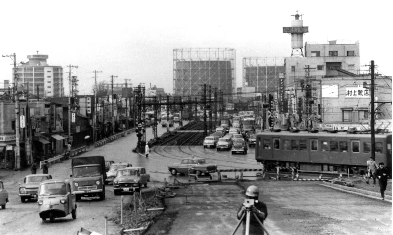 新宿―初台間の併用軌道を走る2010系。新宿駅と付近の線路は1963年4月に地下化された（写真：京王電鉄）
