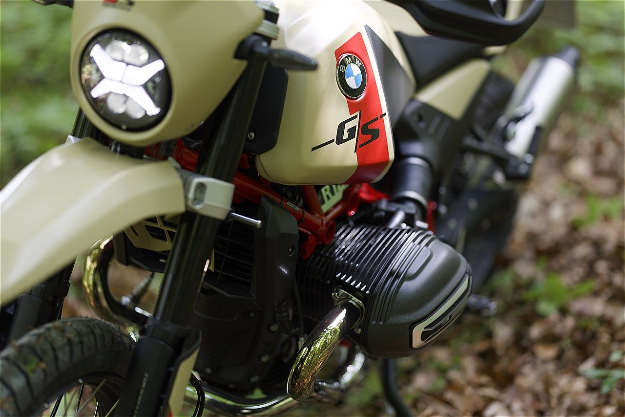 車体の左右に飛び出したシリンダーが、BMW伝統の水平対向エンジンの特徴だ（写真：BMW MOTORRAD）