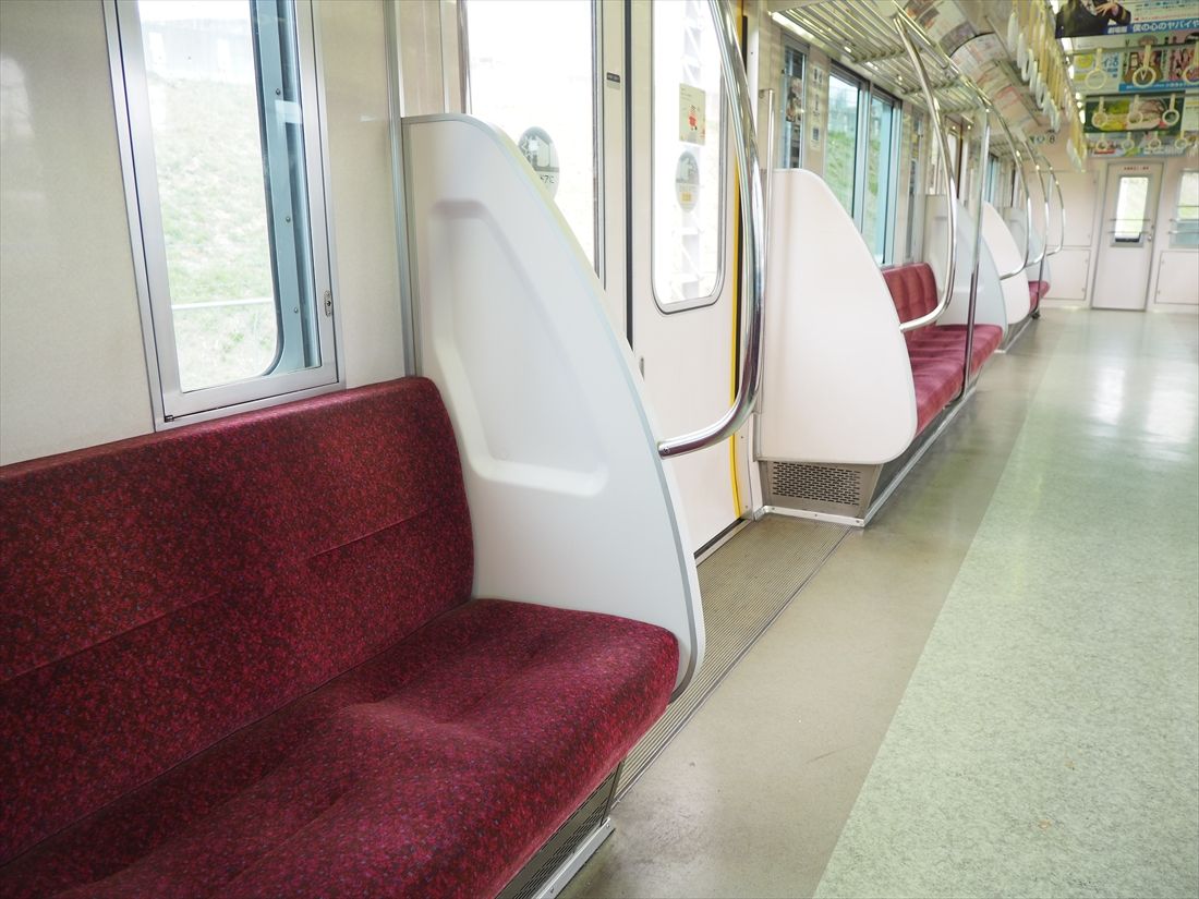 座席端にある大型の「袖仕切り」は後年の改造で取り付けた（記者撮影）