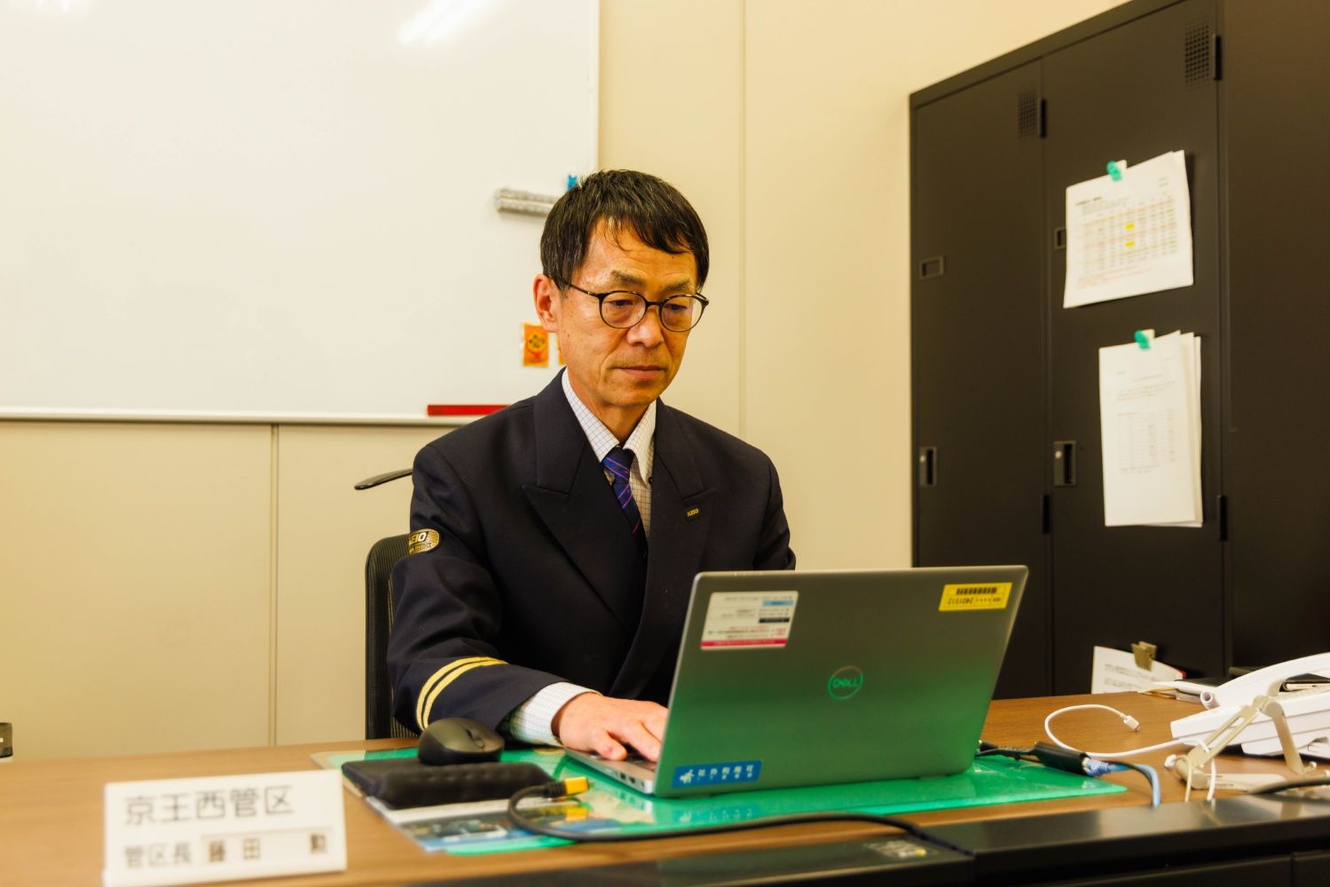 橋上駅の事務所の奥に駅長室。普段はここで業務にあたっている（撮影：鼠入昌史）