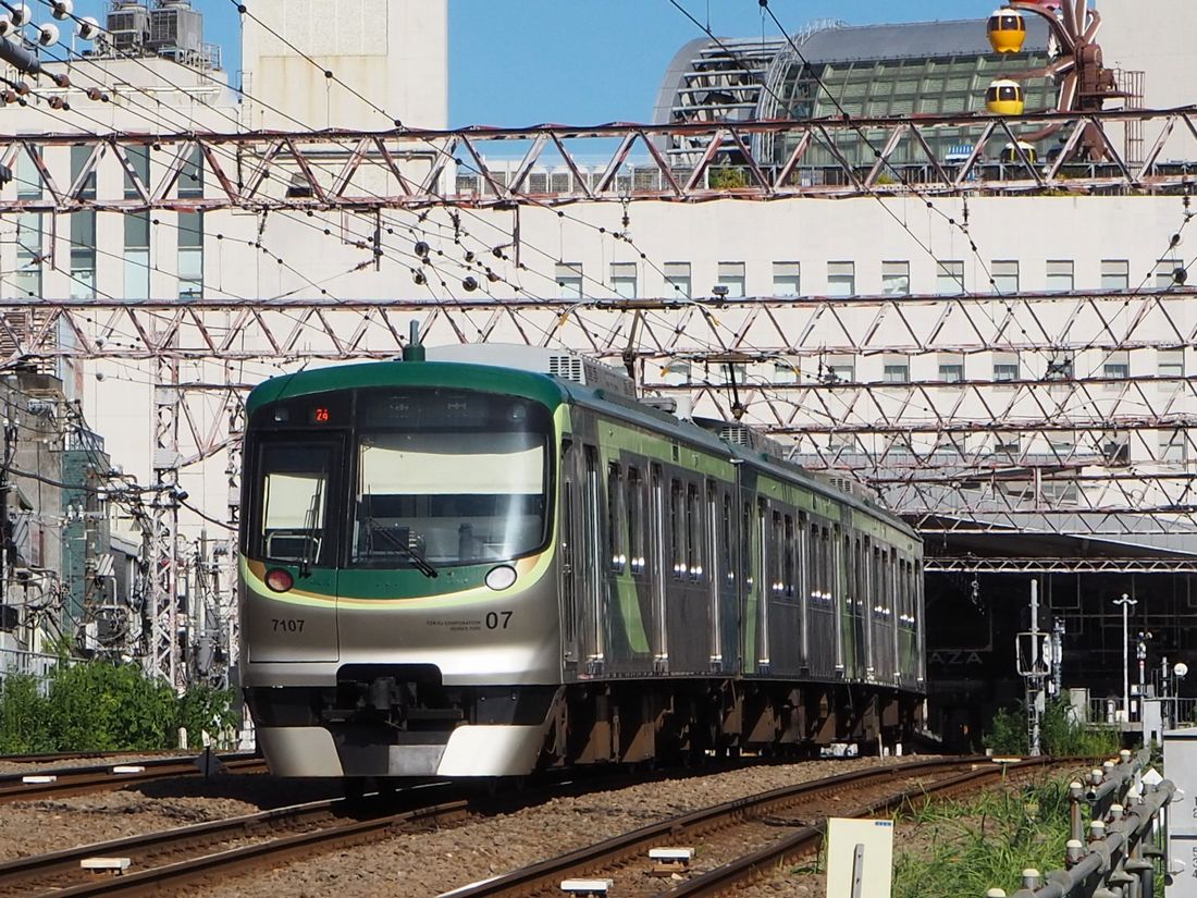 蒲田駅に到着する東急多摩川線の電車。新空港線が開業すれば同線の電車は地下に発着することになる（記者撮影）