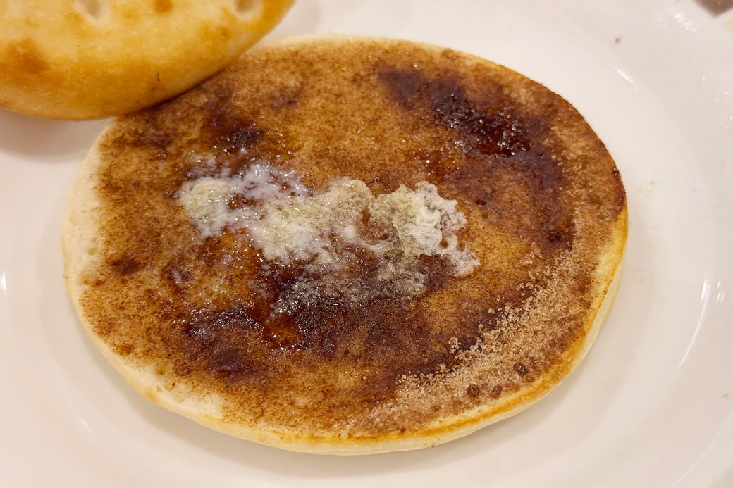 焼きシナモンフォッカチオは、オリーブオイルではなくバター入り。シナモンとバターの香りの相性は抜群（筆者撮影）