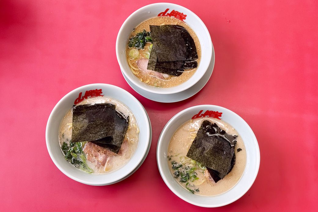 通常メニューのラーメンは全てストレートの中太麺。上が味噌、左が塩（チャーシュー麺）、右が醤油（筆者撮影）