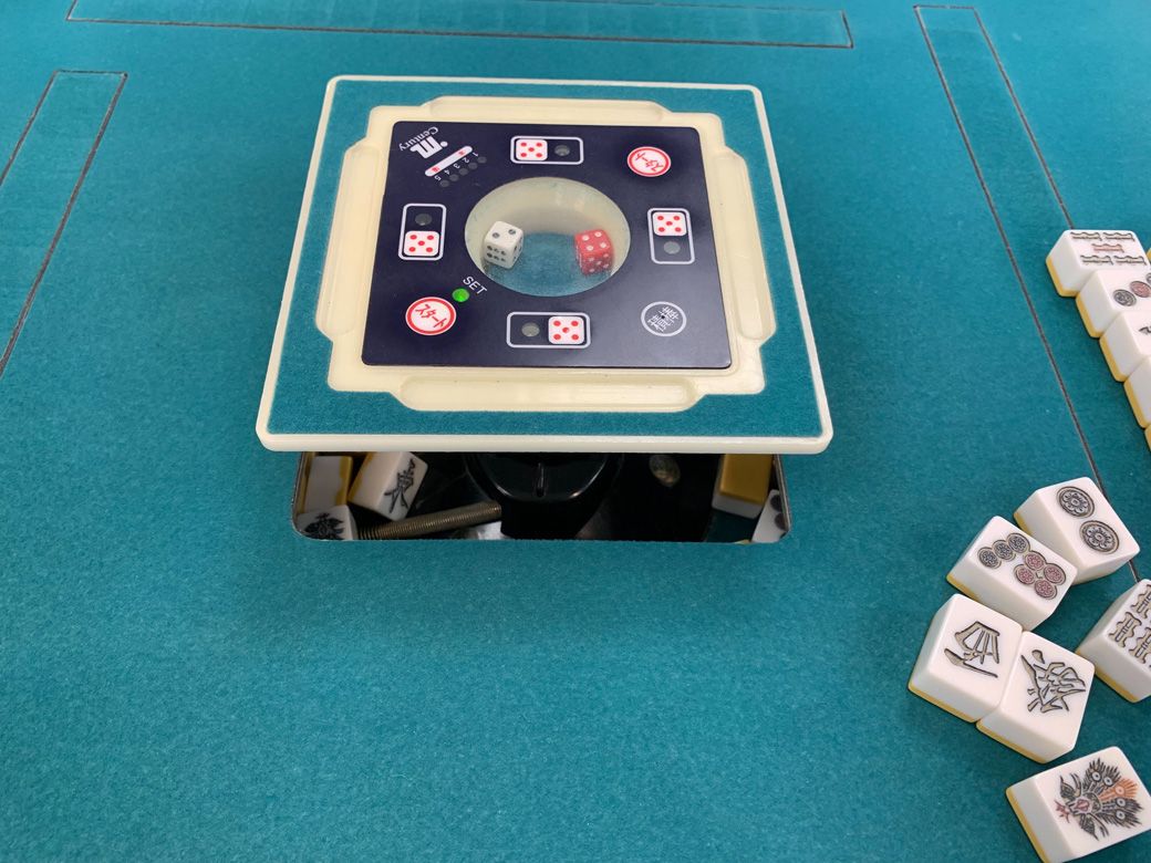 サイコロを振って親を決めるためのターン。サイコロボタンを押すとサイコロが振られ、スタートボタンを押すと牌を入れる部分が空くので一気に流し込める。楽しい（筆者撮影）