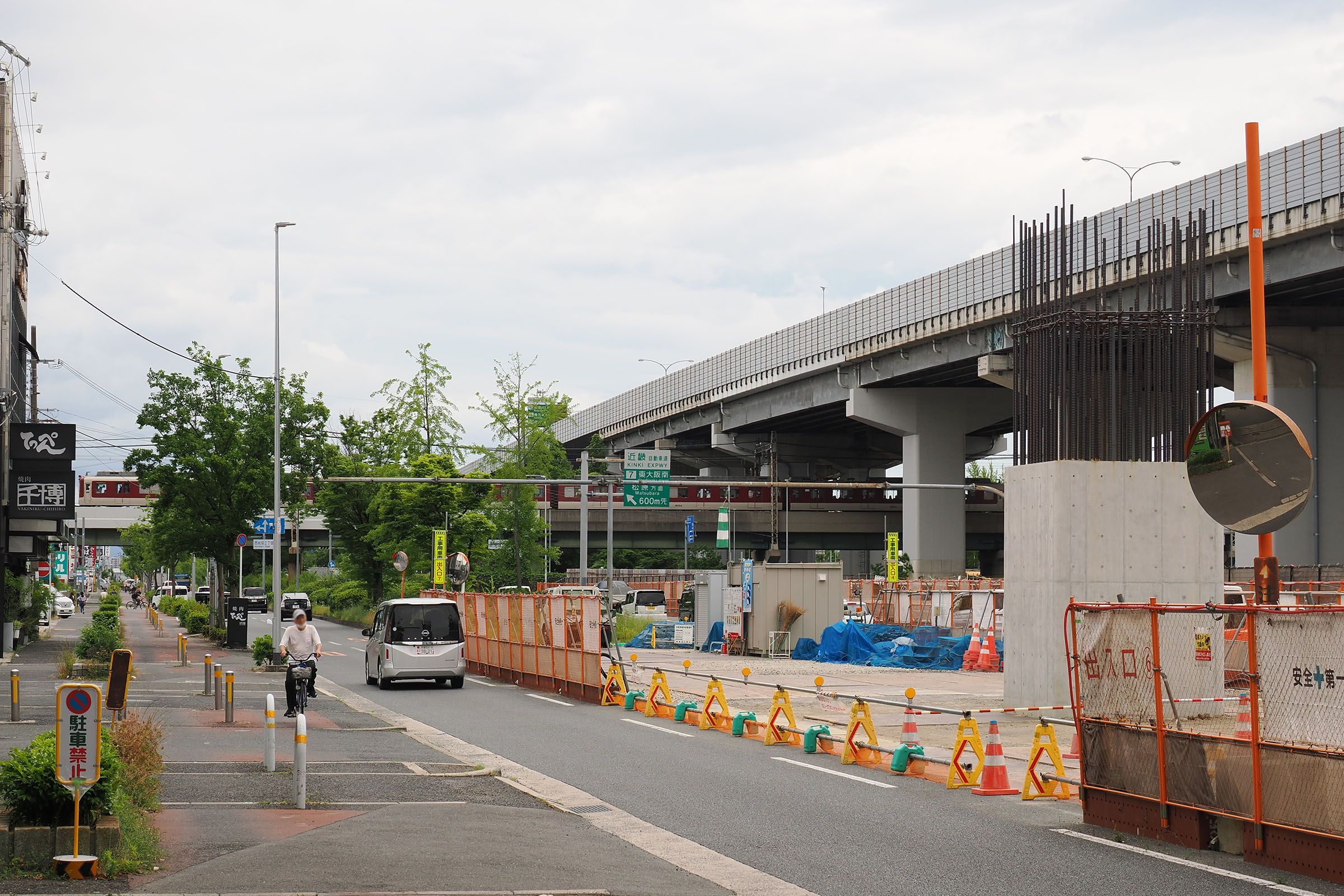 瓜生堂駅（仮称）付近の工事の様子。奥に近鉄奈良線が見える（撮影：伊原薫）