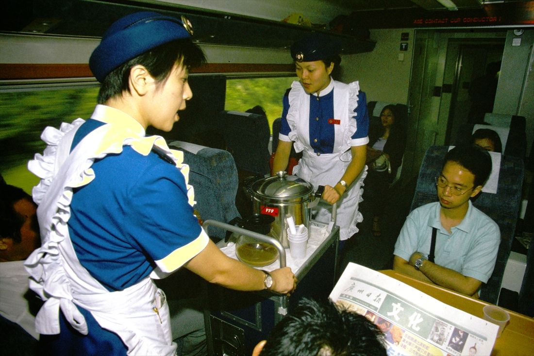 「新時速」車内サービスの様子（筆者撮影）