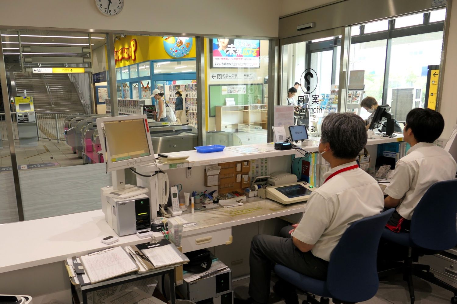 事務室側から見た改札（記者撮影）
