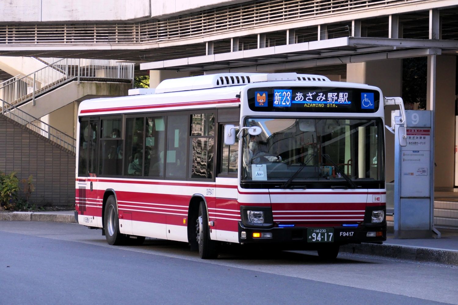 横浜市営地下鉄・東急田園都市線あざみ野駅と結ぶ路線バス。新百合ヶ丘駅までの地下鉄延伸計画がある（記者撮影）