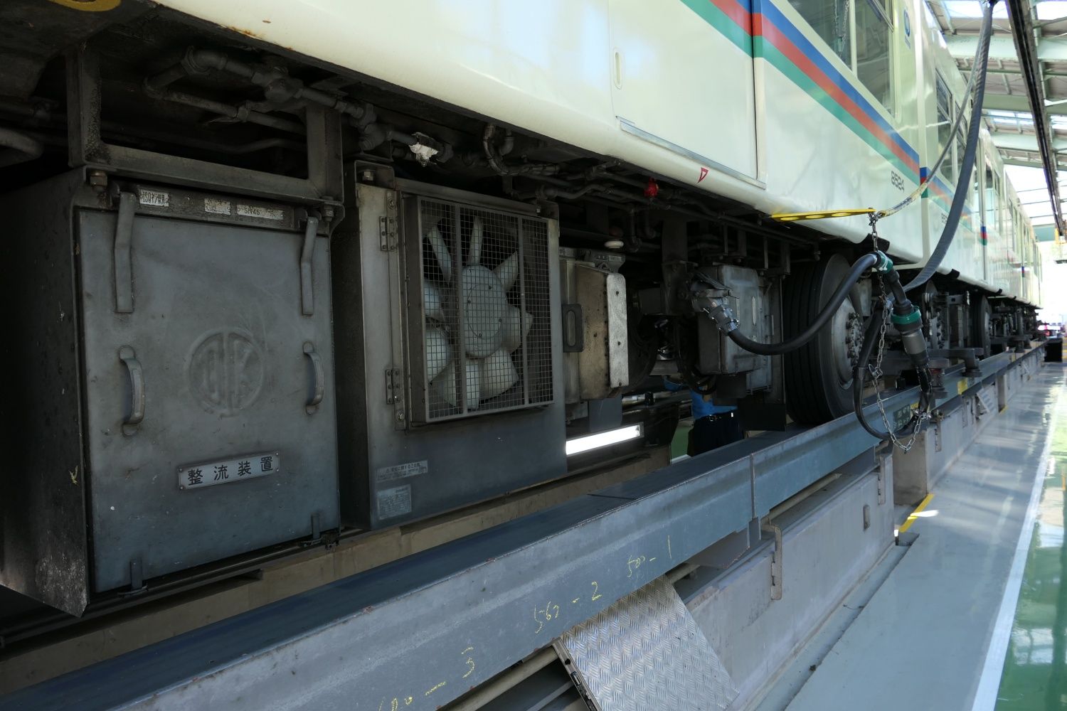 ファンが見える機器は冷房装置の室外機（記者撮影）