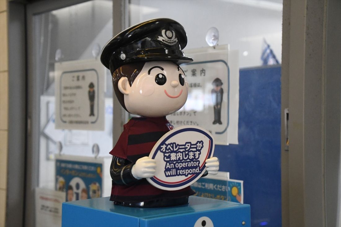 ライナーズのユニフォームにラグビーボール型のプレートを持った駅のマスコット（記者撮影）