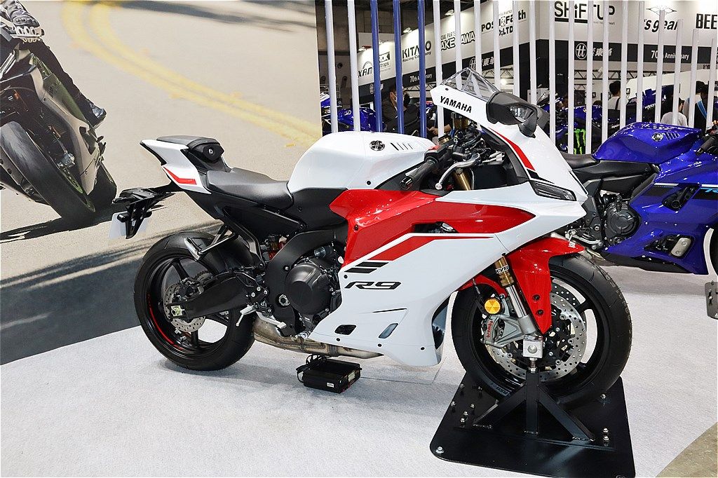 第52回 東京モーターサイクルショーに参考出品されたヤマハ「YZF-R9」（筆者撮影）